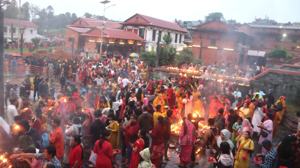 साउनको अन्तिम सोमबार पशुपतिमा श्रद्धालुहरूको भिड