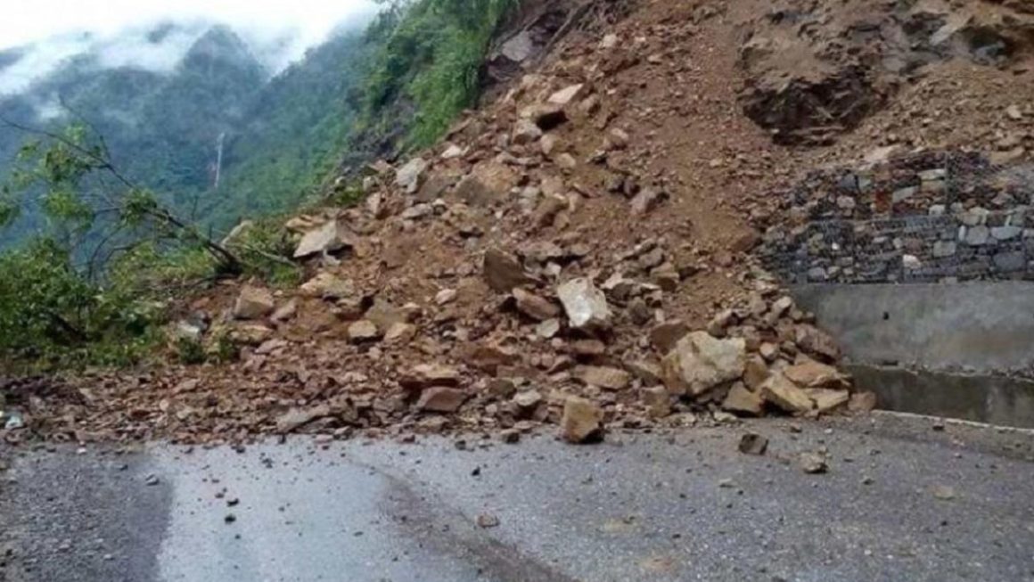 रसुवागढी सडकखण्डमा वर्षासँगै आएको बाढीले पुन: क्षति