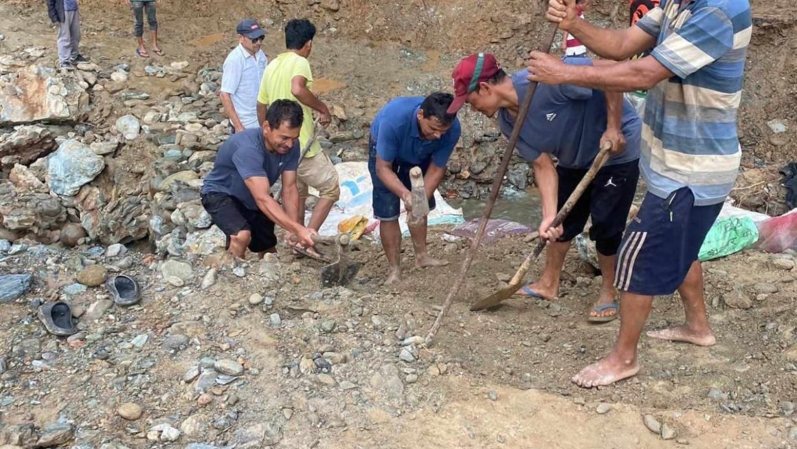 निलकण्ठ–१२ मा बाढीले भत्काएको सडक स्थानीयले गरे आफैं मर्मत