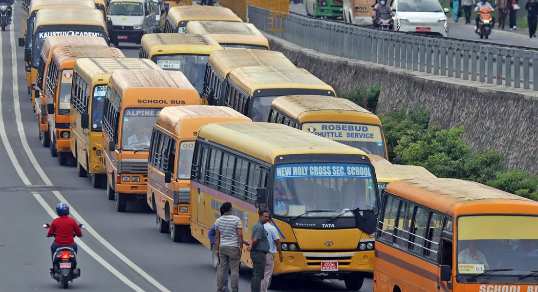 निजी विद्यालय सञ्चालकहरुले चक्रपथमा निकाले बस र्‍याली