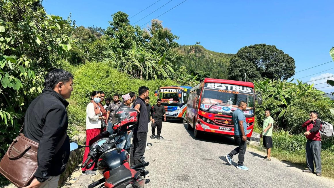 धादिङको कमेरेमा माेटरसाईकल र बस एकआपसमा ठाेकिदा ३ जना घाइते  एककाे अवस्था गम्भीर