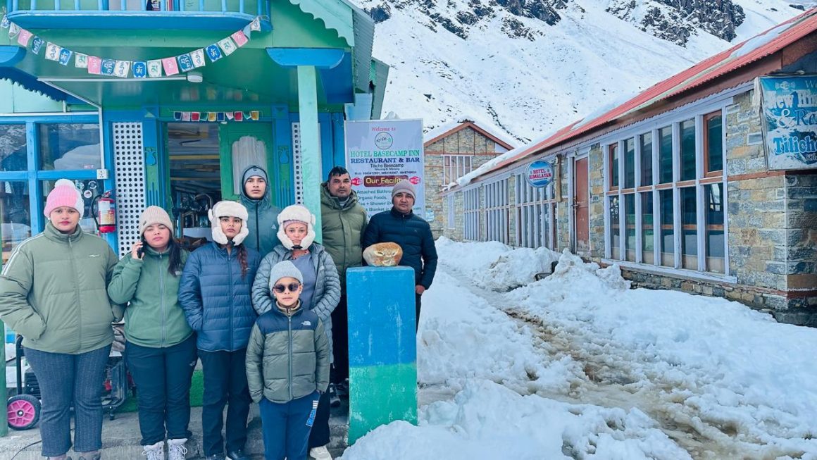 ९ वर्षका एक बालकसहित नौ जना नेपाली र विदेशी पर्यटक अलपत्र